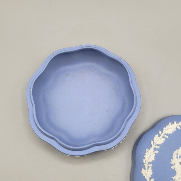 Wedgwood Blue Jasperware Round Scalloped Trinket Dresser Box Lid England - Picture 5 of 10